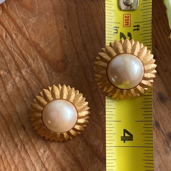 💛 Monet Pearl Sunflower Clip On Earrings - Picture 6 of 6